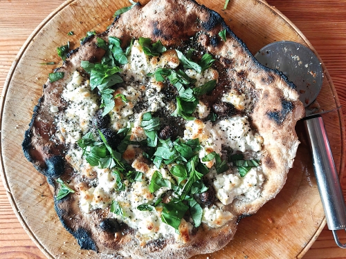 pizza à la crème d’anchois et burrata,la cocotte,la voix du nord