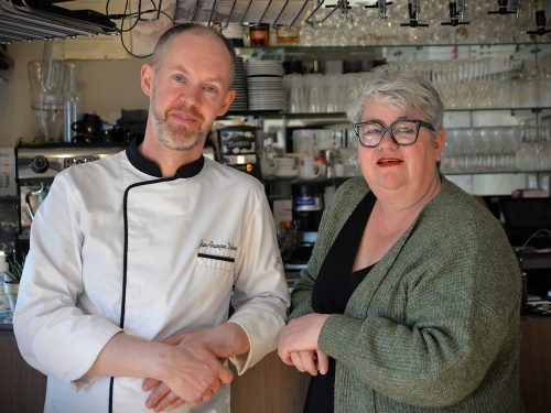 suprêmes de pintade et endives caramélisées de jean-françois del,chef de l’auberge des roloirs à deûlémont,jean-françois deleau,chef du restaurant l'auberge des roloirs à deulemont,la cocotte,la voix du nord,le chef et la cocotte,auberge des rôloirs,deûlémont