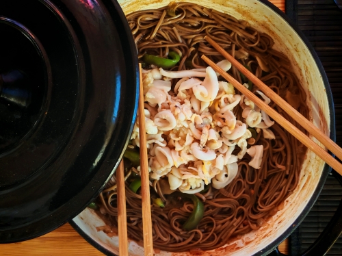 calamars à l’ail et soba soja,la cocotte,la voix du nord