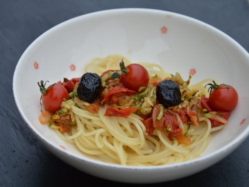 Spaghettis aux légumes, spaghettis, courgettes, tomates, poivrons