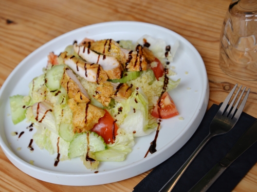 salade d’attiéké d’oumou diallo,cheffe du restaurant chez waris à loos,salade d'attieke,oumou diallo,chez waris,loos,la cocotte,la voix du nord